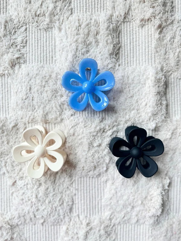 oversized hairpins for fashionable looks -Flower Cutout Claw Clip